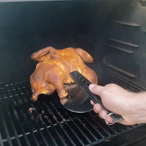 Vista 7 de Espátula Hack por BBQ Hack, espátula resistente diseñada para asar carnes grandes como costillas, la forma compensada es la herramienta perfecta