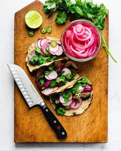 Vista 6 de WÜSTHOF Cuchillo Santoku clásico de 5 pulgadas, negro