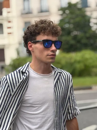 Vista 118 de Hawkers One Sunglasses for Men and Women - 100% UV400 Protection - Lightweight and Square Sunglasses