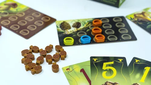 Vista 2 de Juego de mesa Wonder Woods de blue orange Games, juego de mesa de estrategia con temática de hongos familiares o adultos para 2 a 5 jugadores.