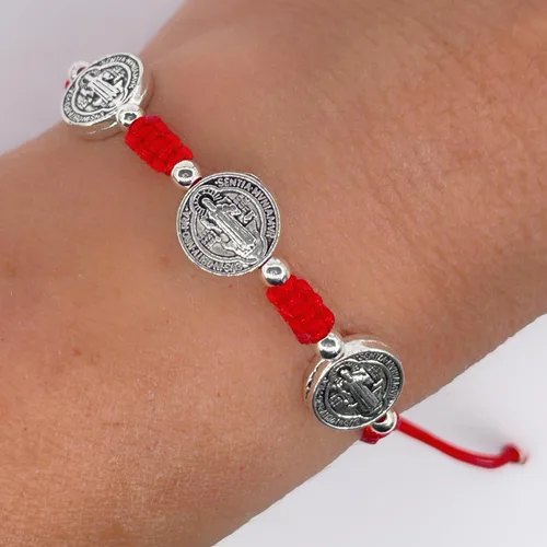 Vista 5 de Pulsera con tres medallas de San Benito de doble cara plateada en cordón trenzado ajustable con nudo de macramé para mujer (negro)