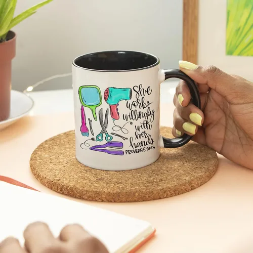 Vista 5 de YouNique Designs Taza de café para estilista, 11 onzas, taza para peluquería, taza para estilista para mujer, regalos de peluquería (mango negro)