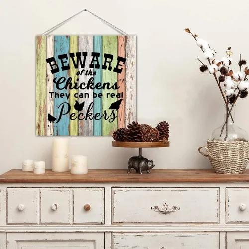 Vista 5 de Letrero de madera Shabby Chic con texto en inglés "Beware of Chickens They Can Be Real Peckers" rústico de madera para colgar en la pared