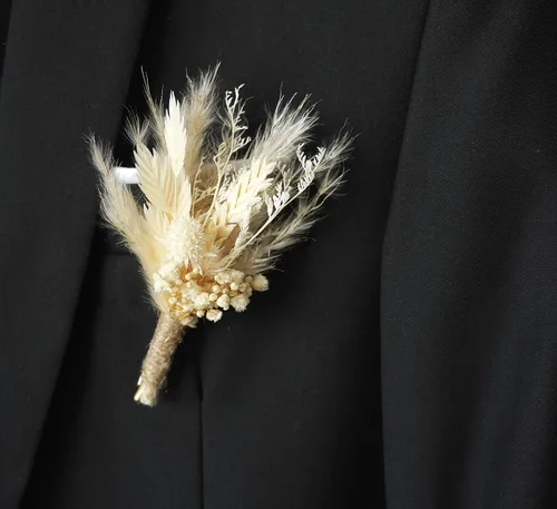 Vista 8 de Flores secas blancas Boho Pampas Boutonniere secas, ramo de flores secas rústicas, pin de solapa para mujeres/novios para hombres (B01)