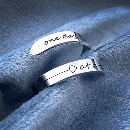 Vista 3 de Vrycot anillo ajustable de acero inoxidable para mujer, con frase inspiradora keep going y never give up, anillo modernos y apilables, regalo
