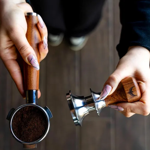 Vista 8 de Kit de accesorios para máquina de espresso Breville de 54 mm de KNODOS incluye calibrador, portafiltro sin fondo, herramienta WDT, embudo