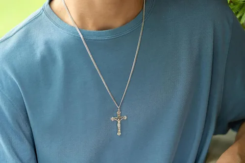 Vista 5 de Heartland - Colgante de plata de ley con crucifijo para hombre con detalles de plata antigua, bordes de barra transversal + caja de regalo de cadena
