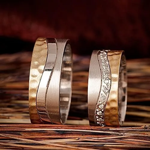 Vista 3 de Juego de anillos de boda martillados chapados en oro de 14 quilates para parejas, juego de alianzas de boda a juego personalizado para hombre