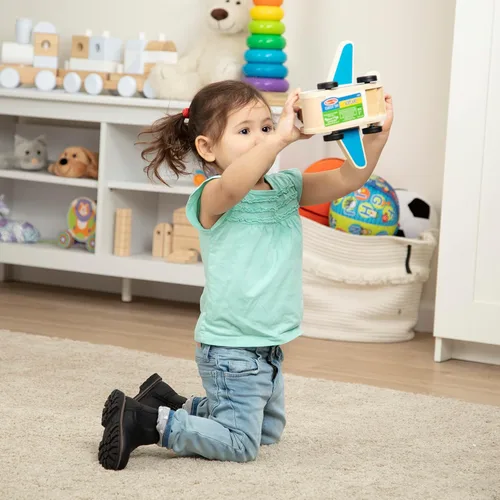 Vista 7 de Melissa & Doug Juego de avión de madera con 4 figuras de juego y 4 maletas