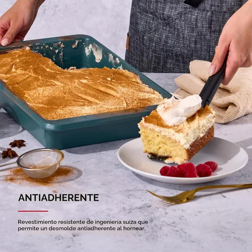 Vista 4 de KitchenAid Molde antiadherente de acero aluminizado, apto para lavavajillas, agave, 9 x 13 pulgadas