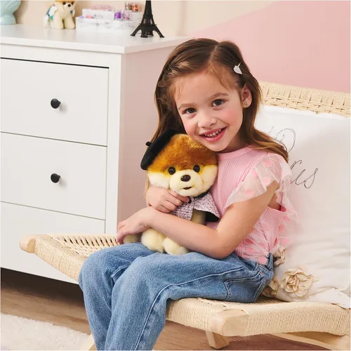 Vista 6 de GUND Boo, El perro más lindo del mundo con gorro parisino de peluche, muñeco de perro pomerania para edades de 1 año en adelante, 9 pulgadas