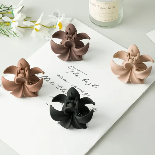 Vista 6 de 6 pinzas de garra de flores, pinzas de pelo antideslizantes mate, pinzas de pelo de flores hawaianas, elegantes pinzas grandes para cabello grueso