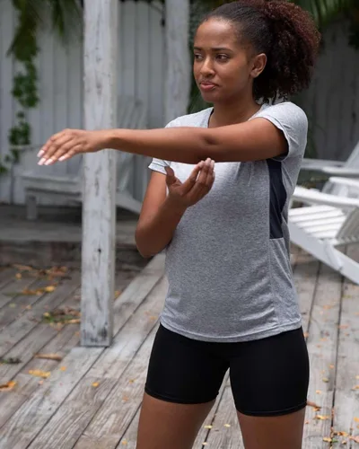 Vista 6 de Real Essentials - Paquete de 5 camisetas deportivas de tela Dry Fit Tech Stretch, de manga corta y cuello redondo, para mujer