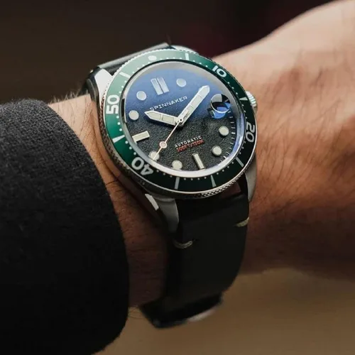 Vista 4 de Spinnaker Croft Reloj de buceo automático para hombre, caja de acero inoxidable de 1.575 pulgadas, correa de cuero negro, resistente al agua 984.3