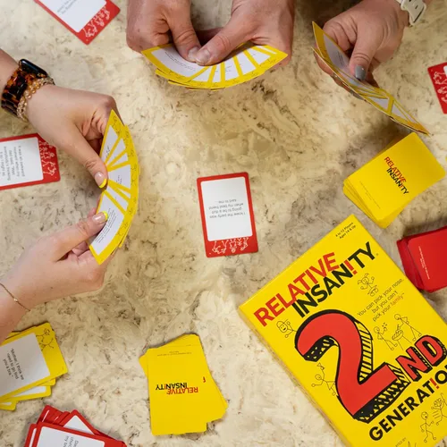 Vista 5 de Insanidad Relativa por Jeff Foxworthy - Juegos de Cartas Multijugador para Noche Familiar, Edades 14+