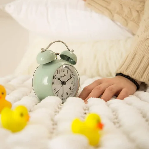 Vista 4 de FLOITTUY {Reloj despertador fuerte para personas que duermen profundamente) Reloj despertador de campana doble de 3.5 pulgadas con luz de fondo