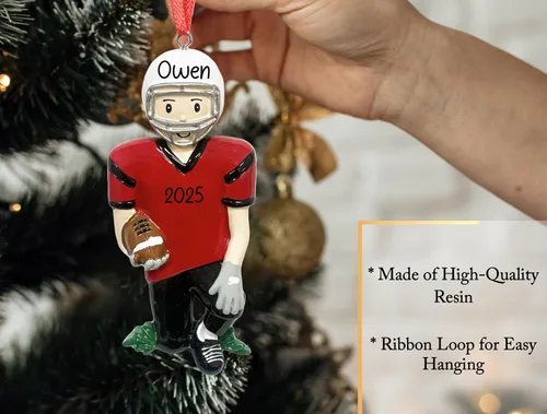 Vista 3 de Adorno de Navidad personalizado para niño de fútbol 2026 Jugador masculino en camiseta con casco y bola para árbol de Navidad Recuerdo