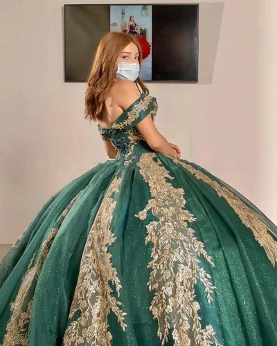 Vista 4 de Vestido de quinceañera bordado de tul dorado con perlas y hombros descubiertos, vestidos de baile de graduación, vestido Charro Sweet 15 2024
