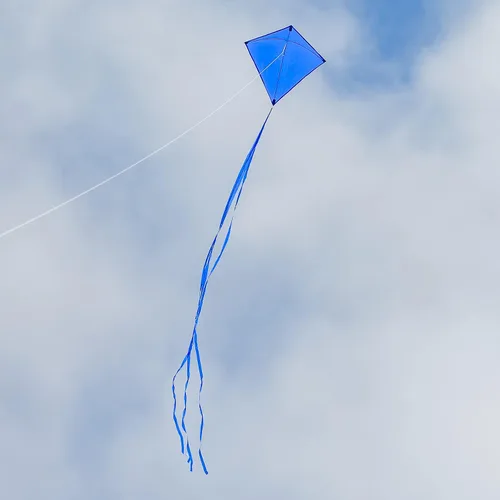 Vista 2 de In the Breeze Cometa de diamante de color sólido, 30 pulgadas Azul