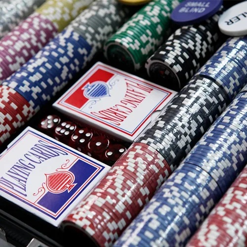 Vista 5 de THUNDERBAY Juego de 500 fichas de póquer compuesto de arcilla con estuche de aluminio, dos barajas de cartas, distribuidor y botón ciego y 5 dados