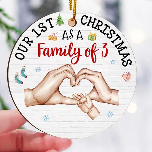 Vista 2 de Gossby Adorno de Navidad acrílico para la familia de 3 – Adorno de madera para la primera Navidad del bebé – Nuestra primera Navidad como familia