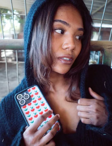 Vista 4 de Fundas Wildflower - Amor en Flor, Compatibles con Apple iPhone 11 Corazones Rojos Verdes Elegantes Estéticas Lindas Modernas - Protector de Goma