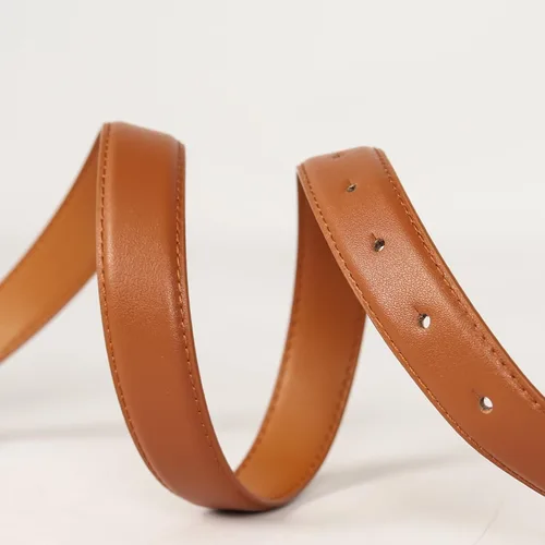 Vista 261 de Cinturón de cuero clásico con hebilla de metal para mujer con vestido de jeans