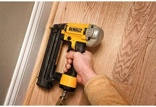 Vista 4 de DEWALT Clavadora de puntilla de calibre 18 con punto de precisión (DWFP12233)