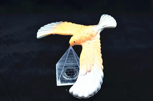 Vista 2 de 3 piezas de lindo pájaro de equilibrio con soporte triangular transparente (los colores pueden variar) por C&H Solutions®