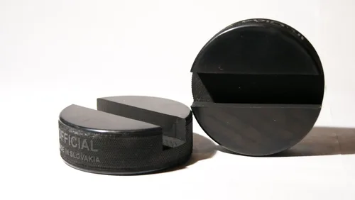 Vista 5 de El soporte original indestructible para teléfono celular de hockey - Hecho de un disco de hockey genuino - Compatible con todos los teléfonos