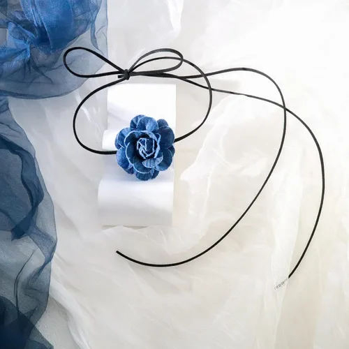 Vista 3 de Gargantilla negra con cordones de flores de camelia para mujer