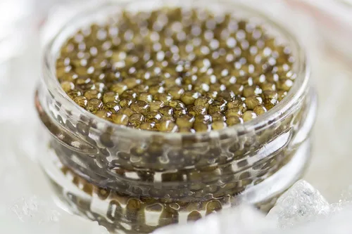 Vista 2 de Regalo de caviar – 1 oz Royal Osetra – 2 oz de huevas de salmón fresco de Alaska Keta + 2 cucharas de nácar gratis