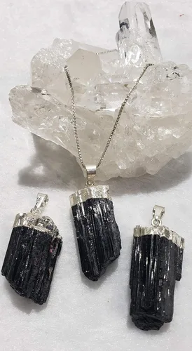 Vista 4 de Collar con colgante de protección de turmalina negra cruda en cadena de plata de ley, 18.0in