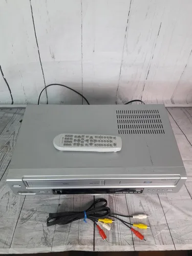 Vista 3 de DV2150 Reproductor de DVD progresivo de la exploración/4-Head Hi-Fi VCR Combo