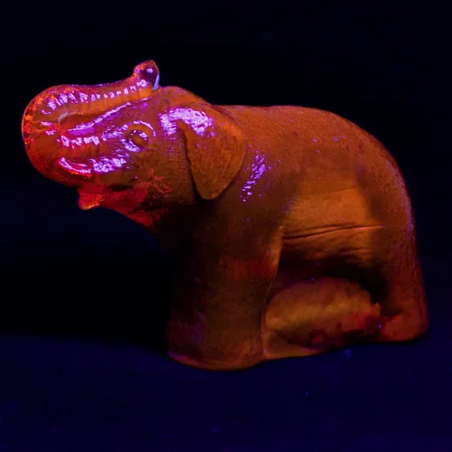 Vista 3 de Vajilla de vidrio de Urаnium (brilla bajo los rayos UV) - Estatuilla - Oso pequeño con lado plano, República Checa - Brillante