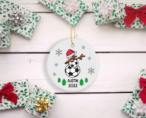 Vista 6 de Adorno de muñeco de nieve de fútbol, adorno de Navidad 2023, adorno con nombre personalizado, adorno para árbol de Navidad personalizado