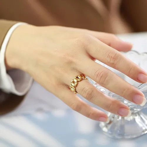 Vista 4 de VNOX Fashion - Anillo de acero inoxidable chapado en oro de 18 quilates con doble cheurón para mujer