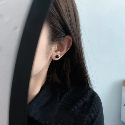 Vista 5 de Aretes redondos de plata de ley con ónix negro en joyería 100% hipoalergénica