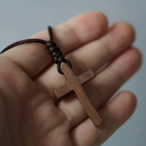 Vista 4 de Xianli Wang Collar con colgante de cruz de madera de nogal natural para hombres mujeres niños niñas niños adolescentes collar de regalo de madera