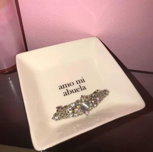 Vista 5 de Simply Charmed Amo Mi Abuela - Lindo regalo español para abuela - Soporte para platos o anillos de cerámica para joyas - Elegante bandeja