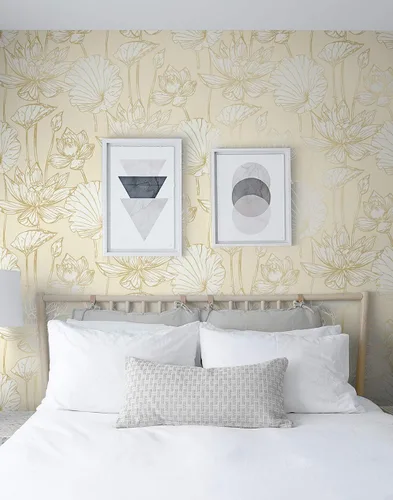 Vista 5 de NextWall - Papel tapiz para pared, diseño de loto floral (Oro metálico y crema)