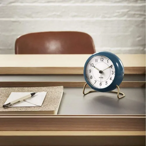 Vista 2 de Arne Jacobsen Reloj de mesa de 4.3 in de diámetro, diseño original, función de repetición, color azul