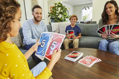 Vista 2 de Mattel Games Juego de cartas UNO gigante para niños, adultos y familias, accesible para daltónicos y con baraja grande personalizable