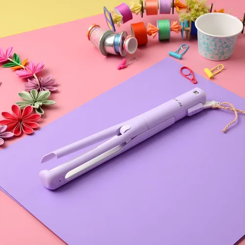 Vista 4 de Tijeras de estilo mini bolígrafo púrpura, tijeras portátiles plegables para estudiantes con cubierta, tijeras de cerámica de acero inoxidable