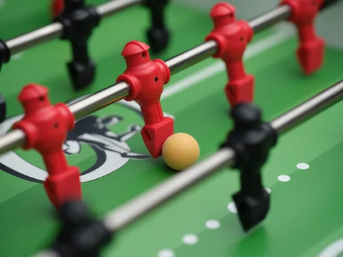 Vista 4 de Pro Foos II Deluxe: mesa de futbolín de tamaño reglamentario para adultos, varillas de acero inoxidable y asas de madera