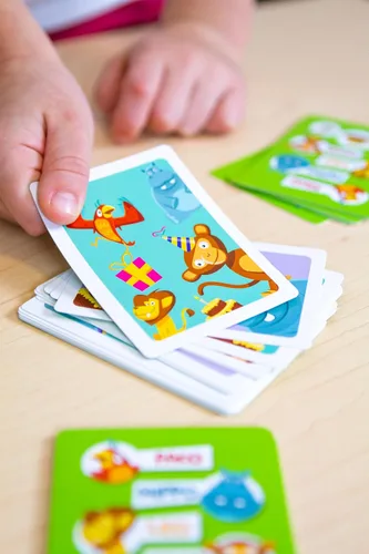 Vista 3 de Blue Orange Paco's Party, divertido juego de cartas para niños, juego familiar para niños de 2 a 6 jugadores. Recomendado para edades de 5