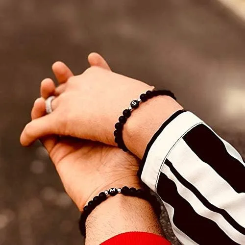 Vista 5 de XIA YAN Pulseras de cuentas de letras hechas a mano de ónice negro y howlita blanca de 0.236in para mujeres y hombres, pulseras iniciales, regalos