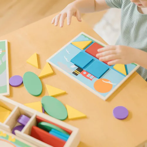 Vista 2 de Melissa & Doug Juguete educativo de madera para principiantes con 5 escenas de doble cara y 30 formas