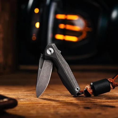 Vista 2 de KeyUnity Mini cuchillo plegable de titanio, clip para cinturón de llavero, anillo D y silbato EDC, hoja M390, dureza HRC61, corte ligero, uso