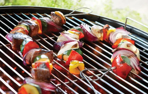 Vista 2 de Outset Brocheta flexible de acero inoxidable para barbacoa, juego de 4, pincho de barbacoa de 30 pulgadas de largo, 1 EA